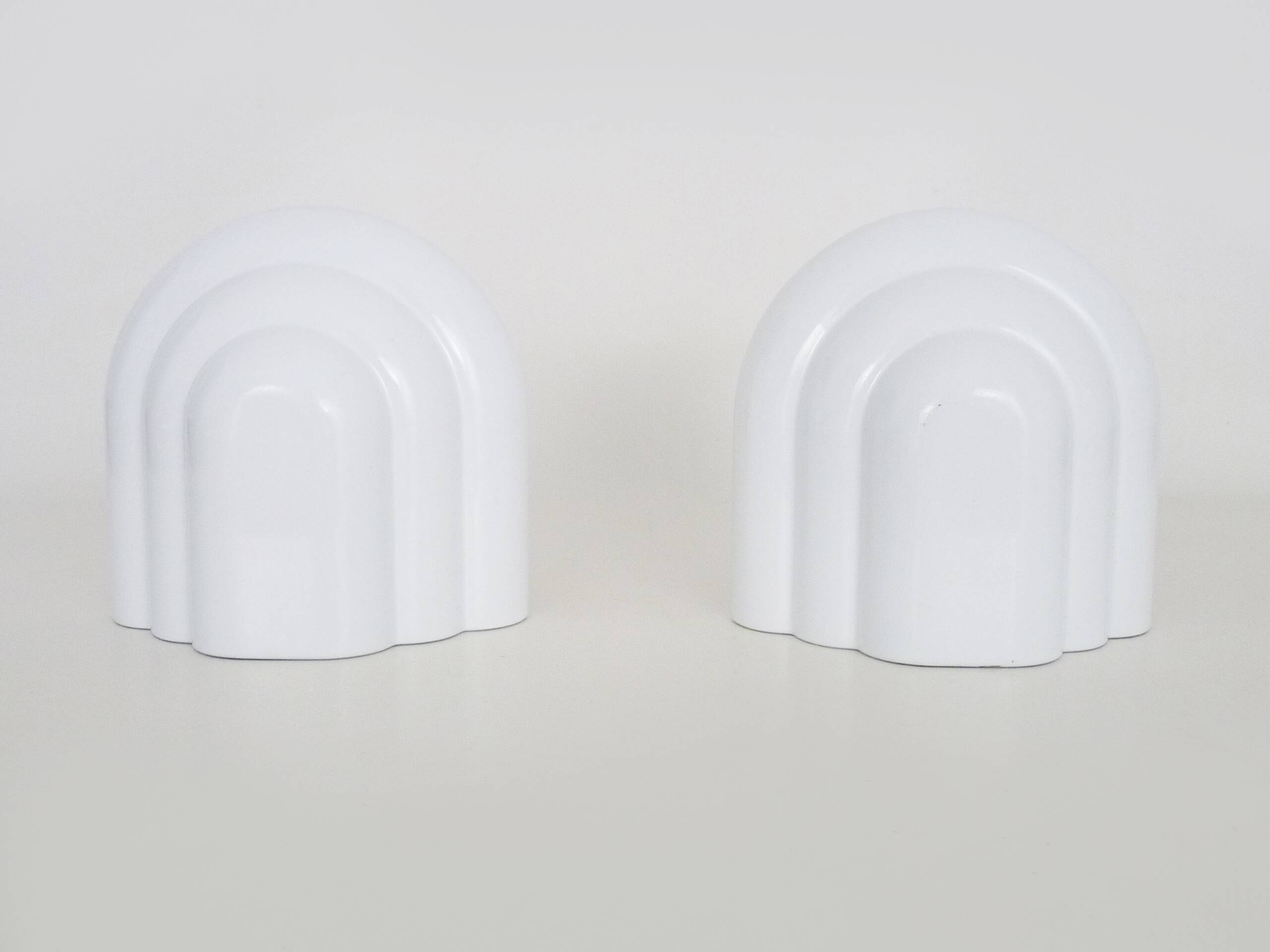 Pair of Art Deco style wall lights in white lacquered metal. 1980s