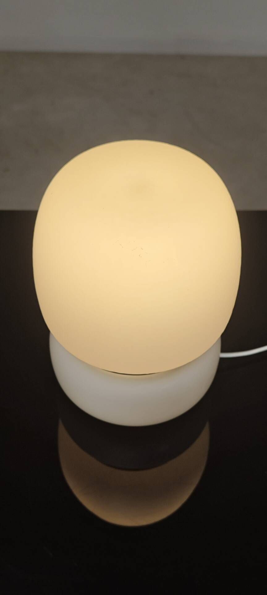 Lampe a poser tchèque en opaline blanche et laiton 1960