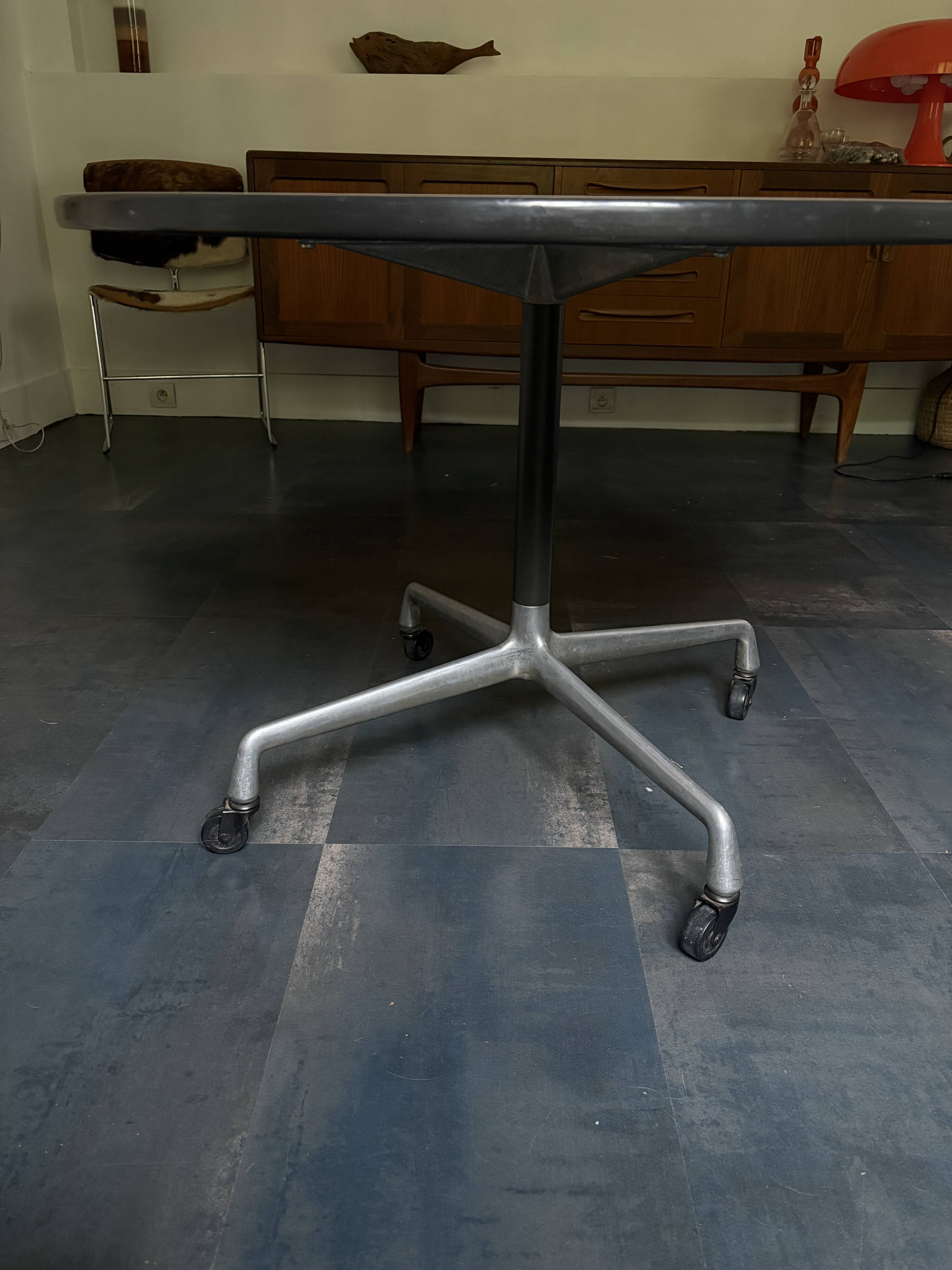 Round table Charles & Ray Eames – authenticated Herman Miller edition - h 65cm
