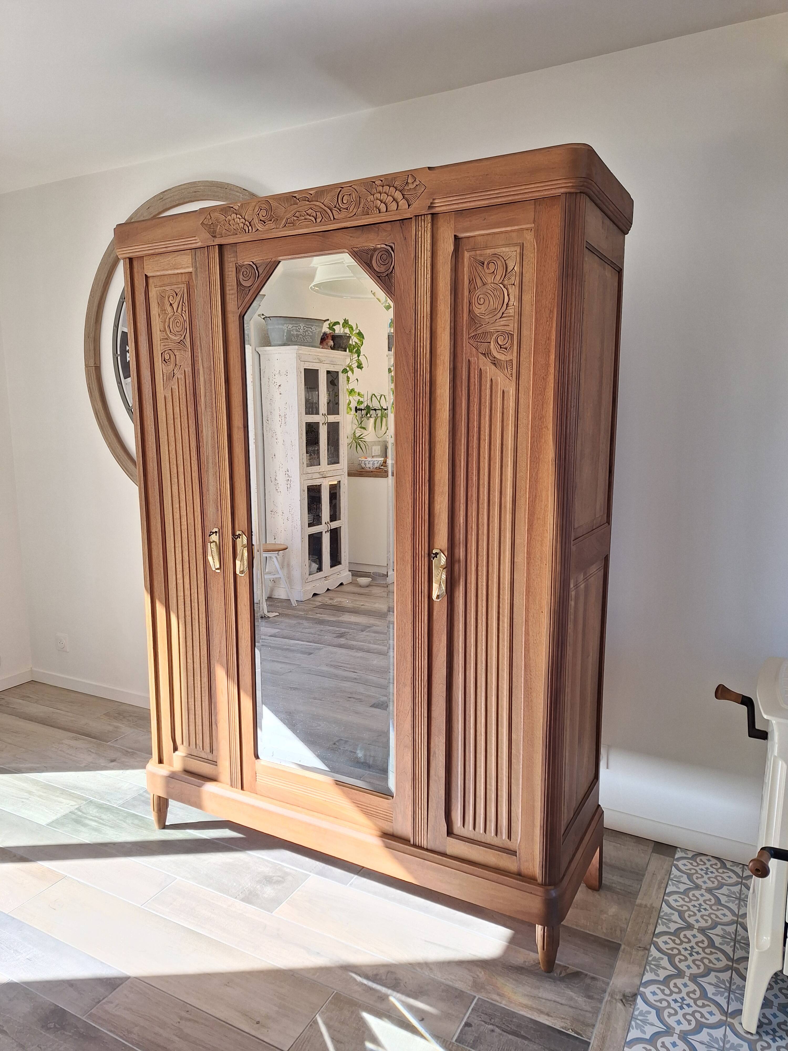 Armoire Art déco en noyer massif sculpté, 1930