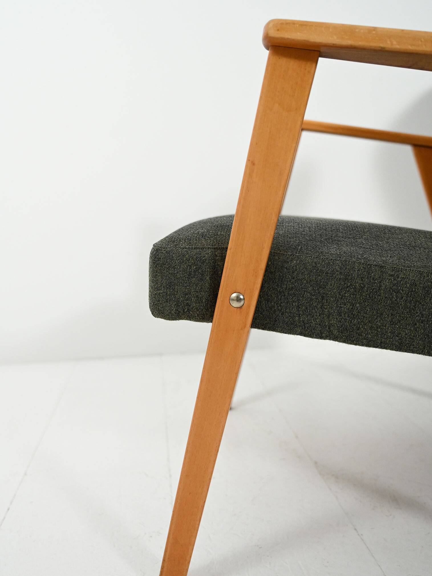 Paire de fauteuils en hêtre avec un revêtement en tissu gris