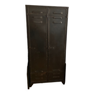 Metal cabinet