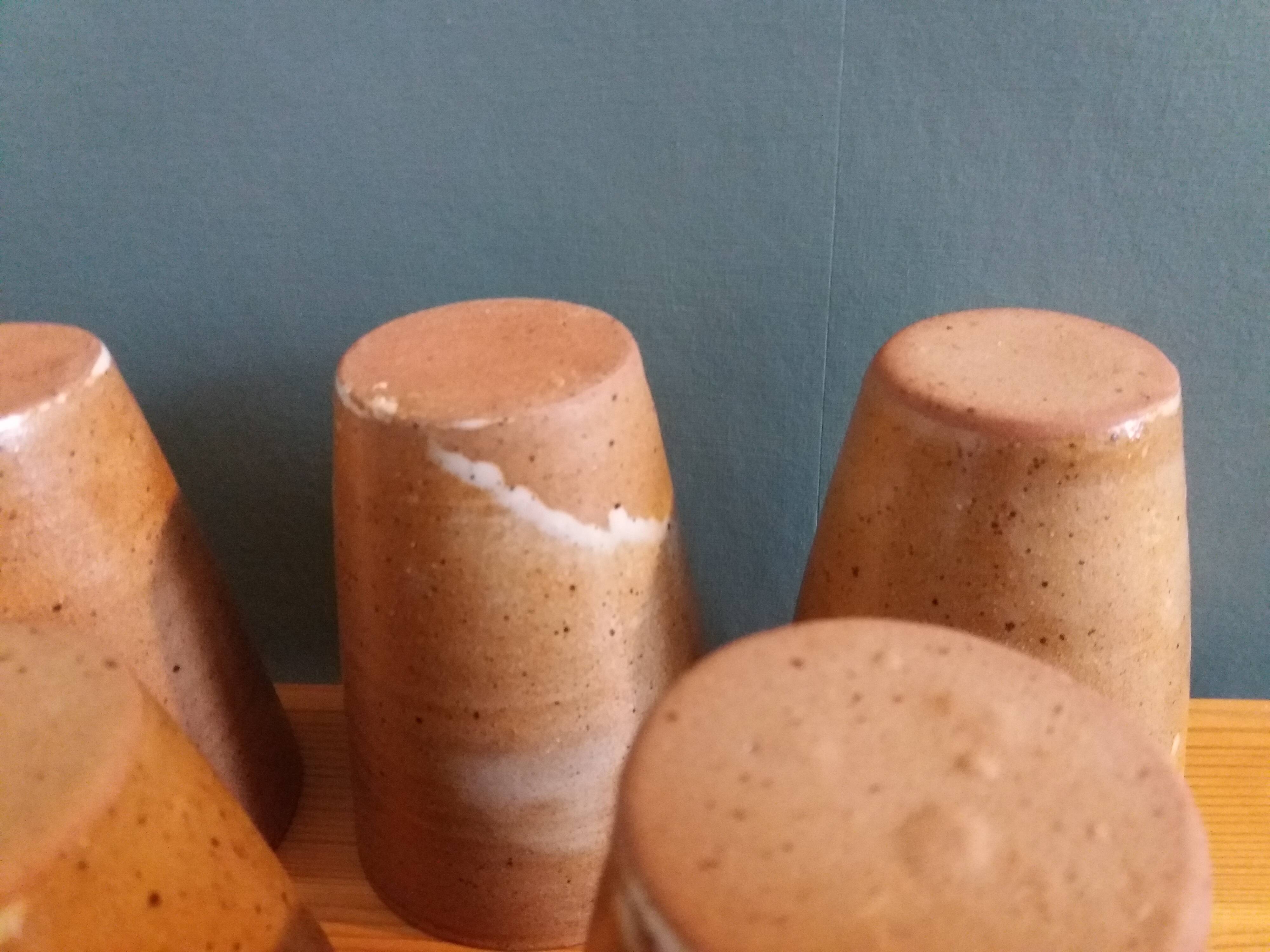 Ensemble de 8 tasses ou verres en grès tourné artisanal