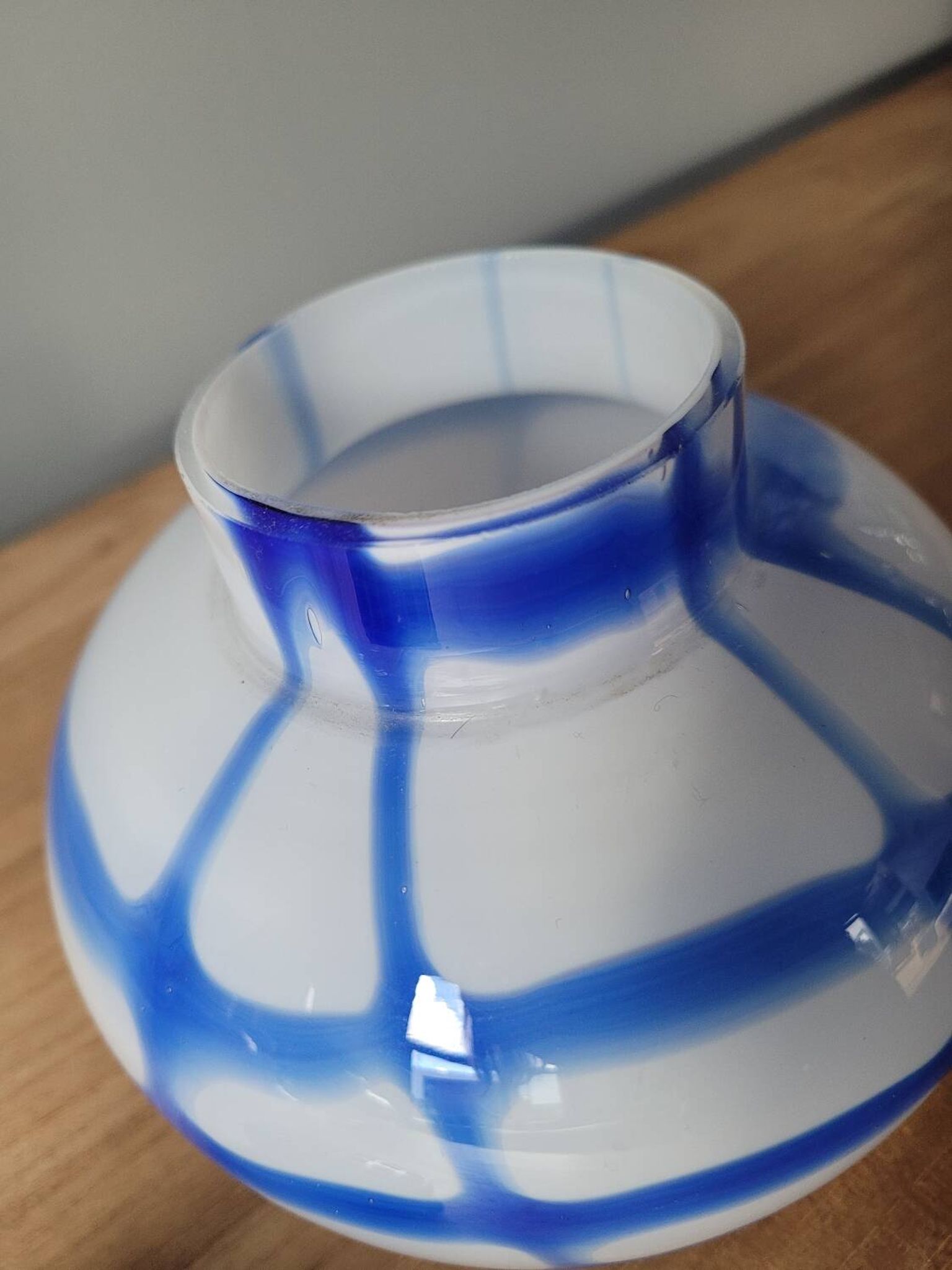 Ancien vase pique fleurs en verre blanc et bleu