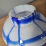 Ancien vase pique fleurs en verre blanc et bleu