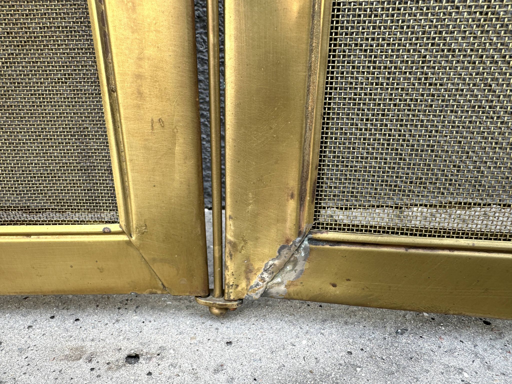 Antique brass fireplace screen from the 19th century by Bouhon Frères.