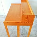 Minimalist desk of the 60/70