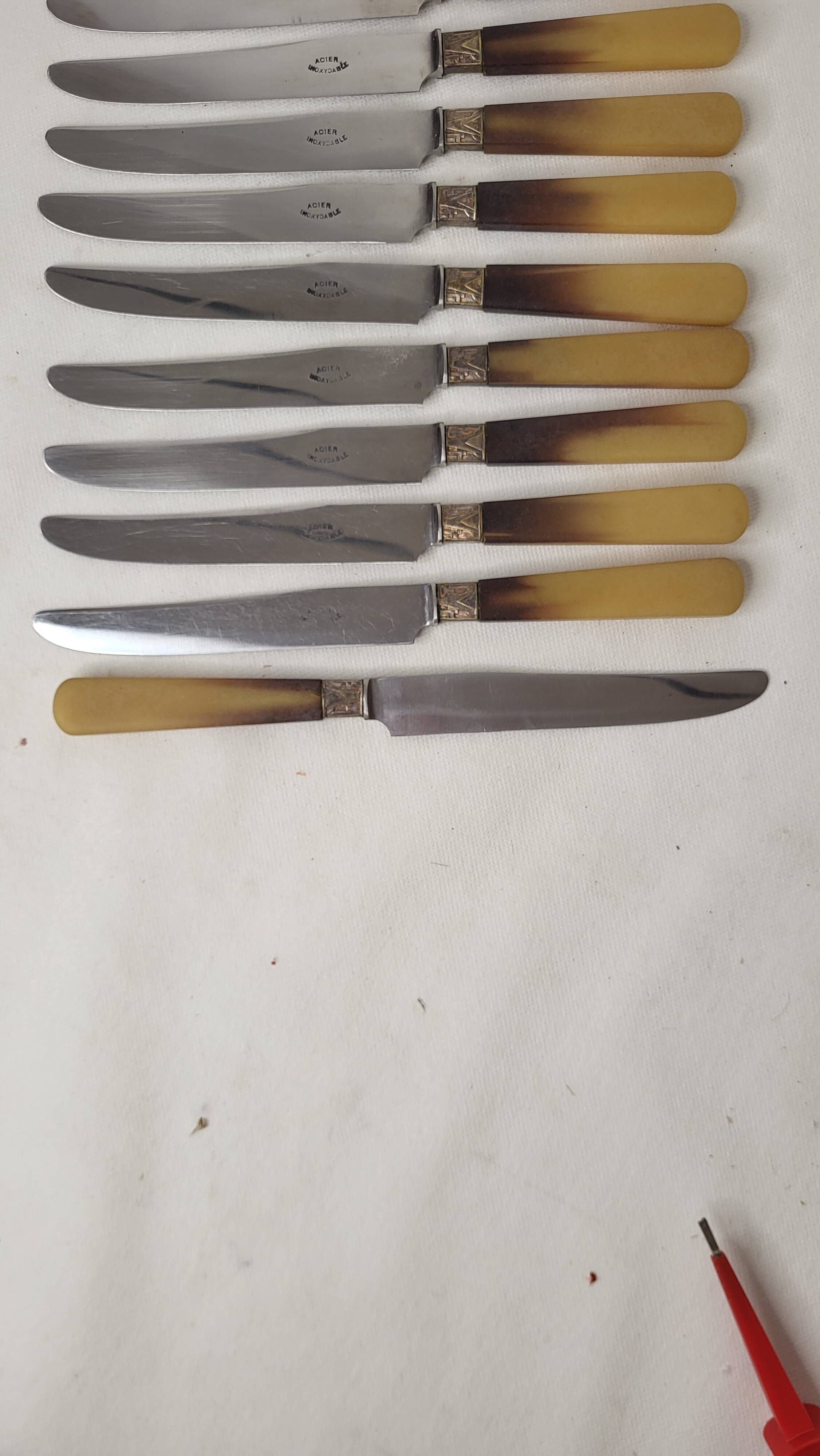 12 bakelite knives with steel blade
