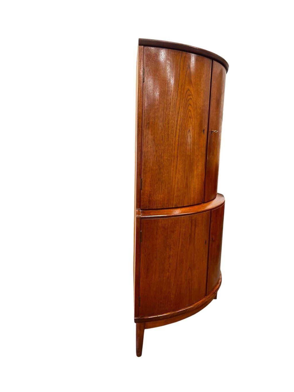 Armoire d'angle/placard vintage en bois courbé