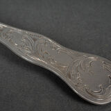 Cuillère à saupoudrer orfèvre RN argent 53 grammes riche décor Louis XV