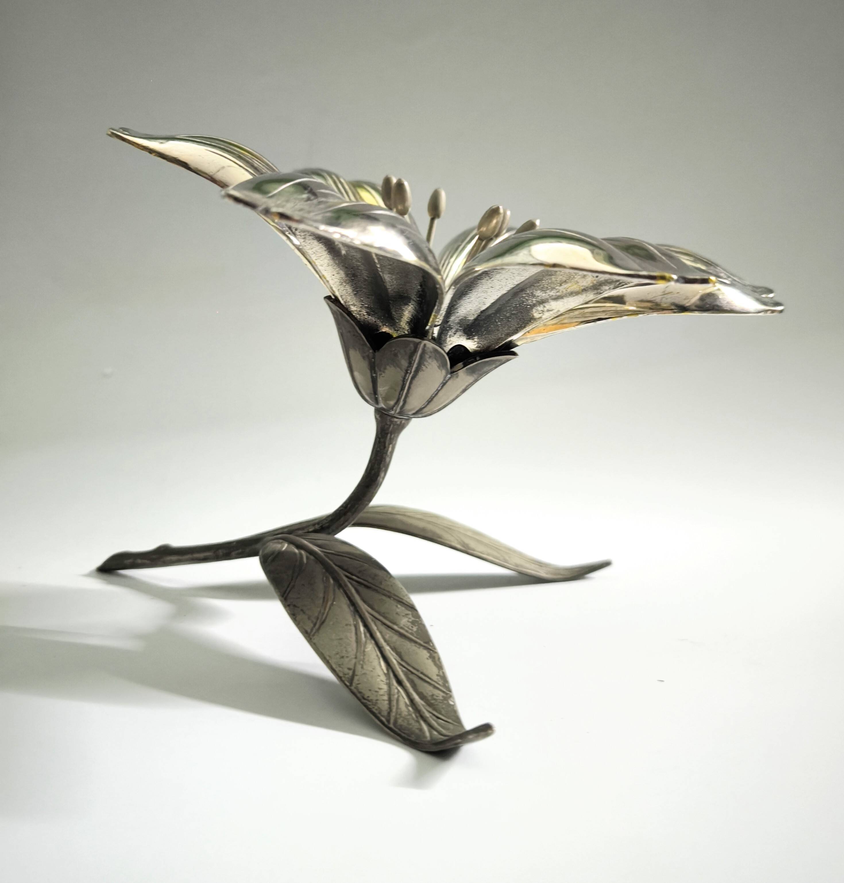 Metal ashtray in the shape of a flower, Sharp 1960s.