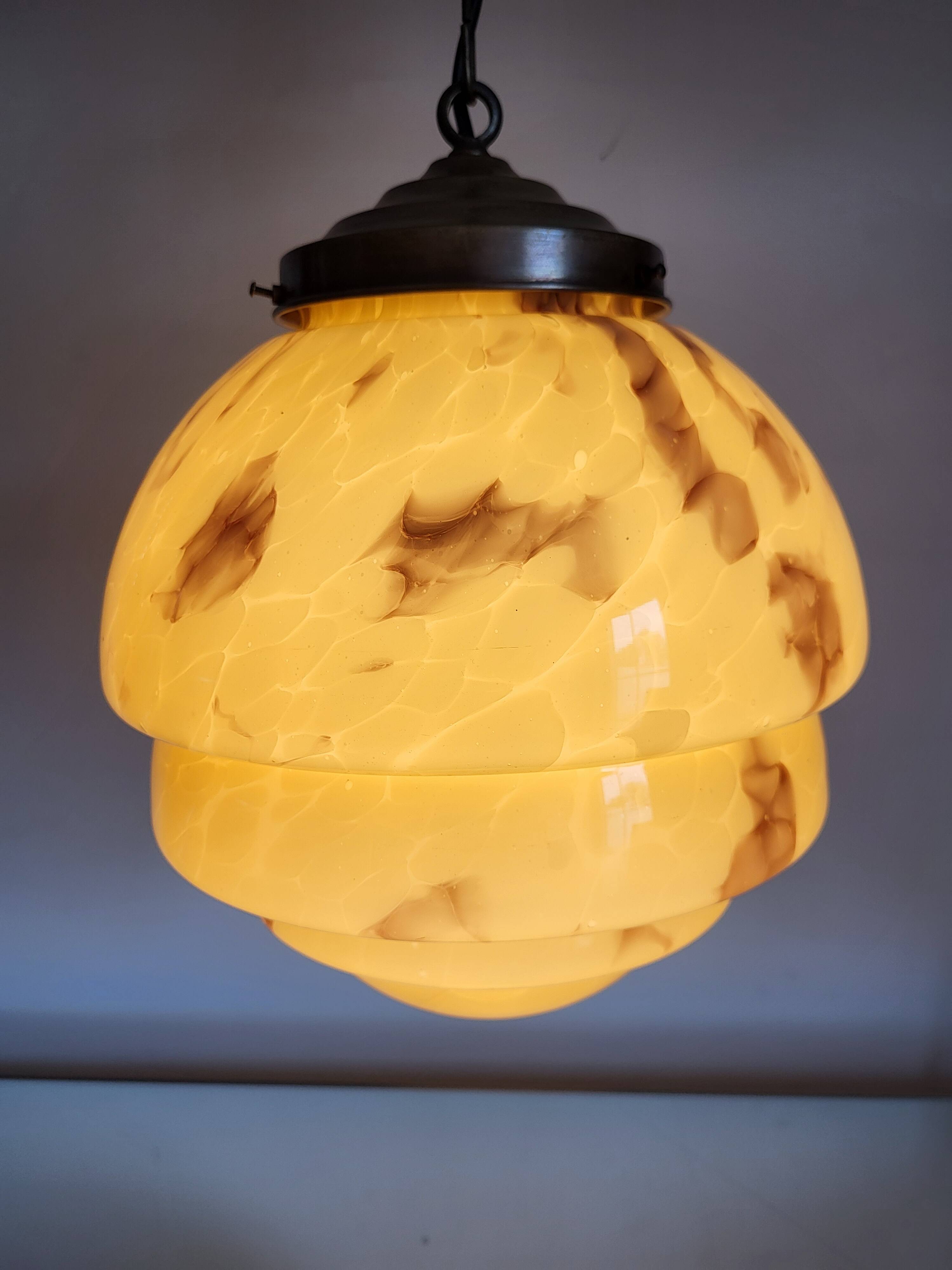 Lampe à suspension art déco en glaçure opaline, gemarmerd, messing, jaren 1930