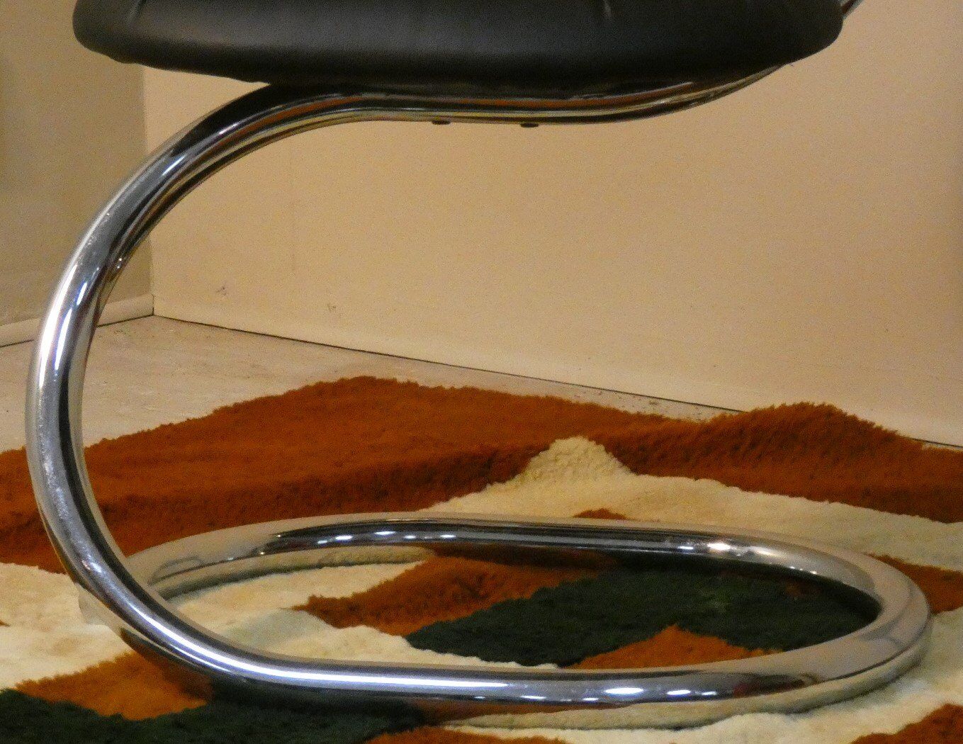 Cobra chairs in steel and black leather by Giotto Stoppino, 1970s, set of 5.