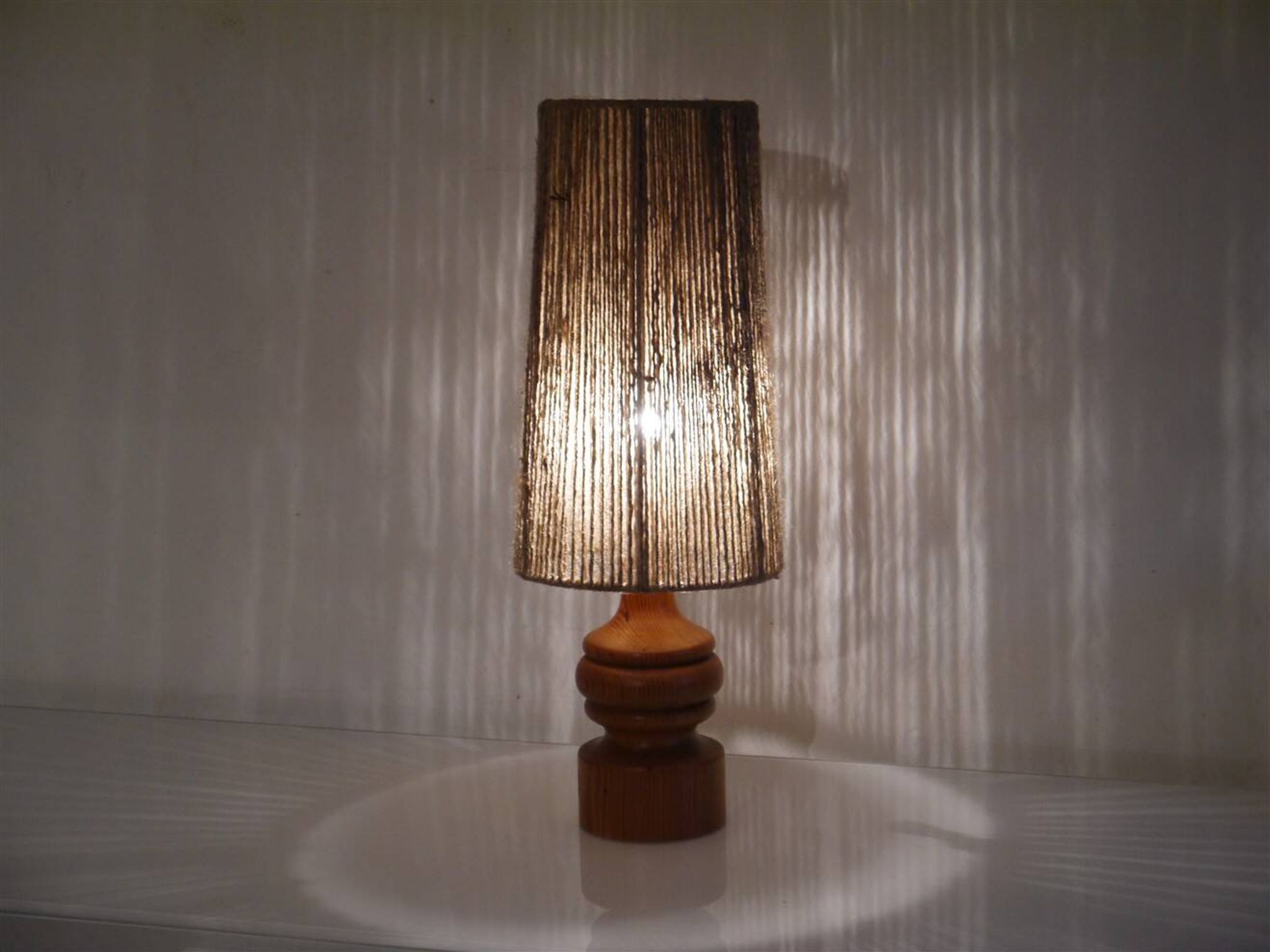 Lampe suedoise en bois tourné et corde 1960