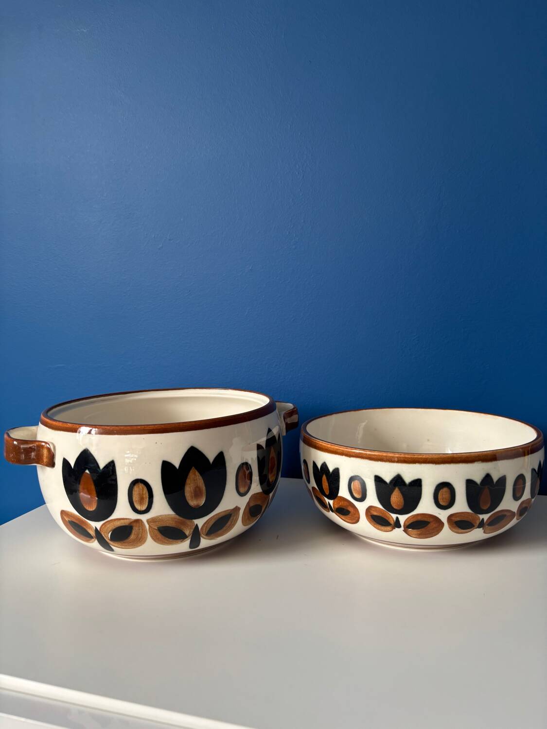Set of Boch La Louvière salad bowls and dishes, Kimono model, 1970