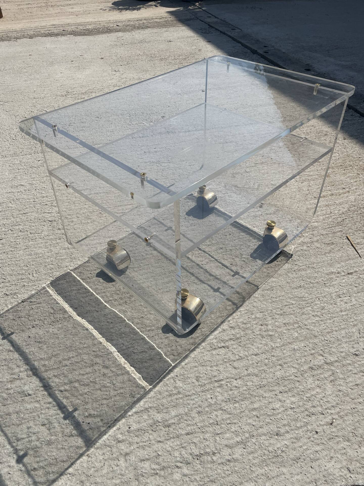 Table de dessert en plexiglas par David Lange – Les Invisibles du Marais, années 1970
