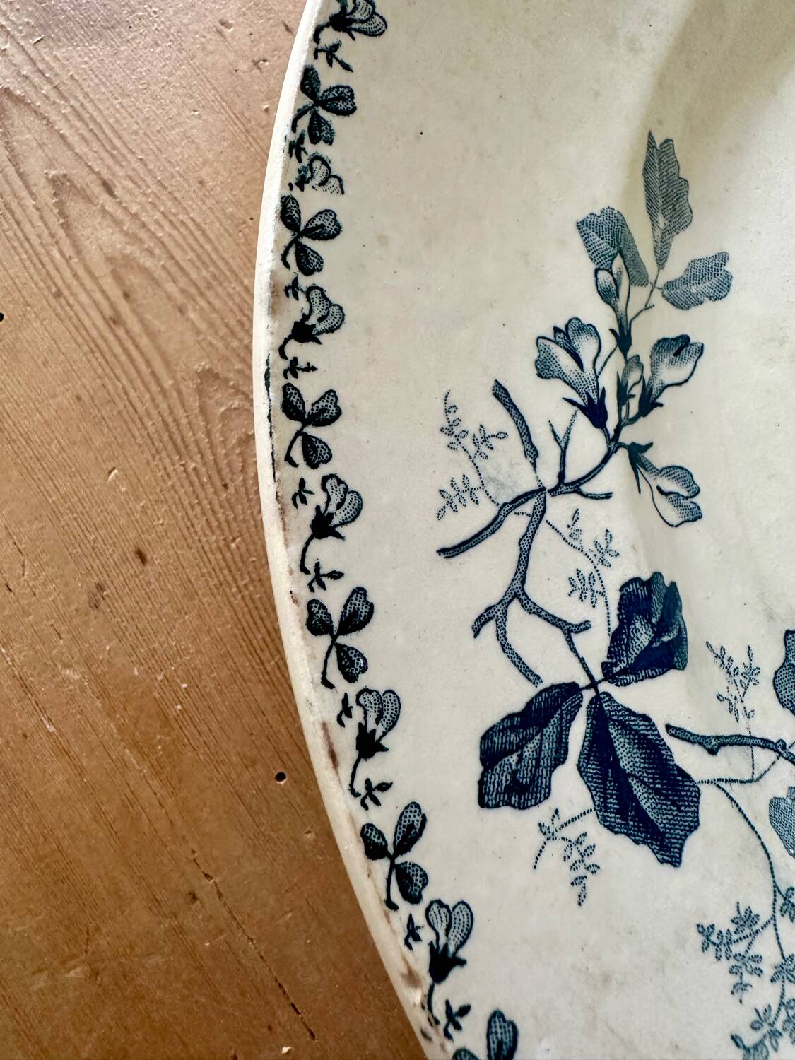 Round dish Saint Amand and Hamage Nord, Acacia model