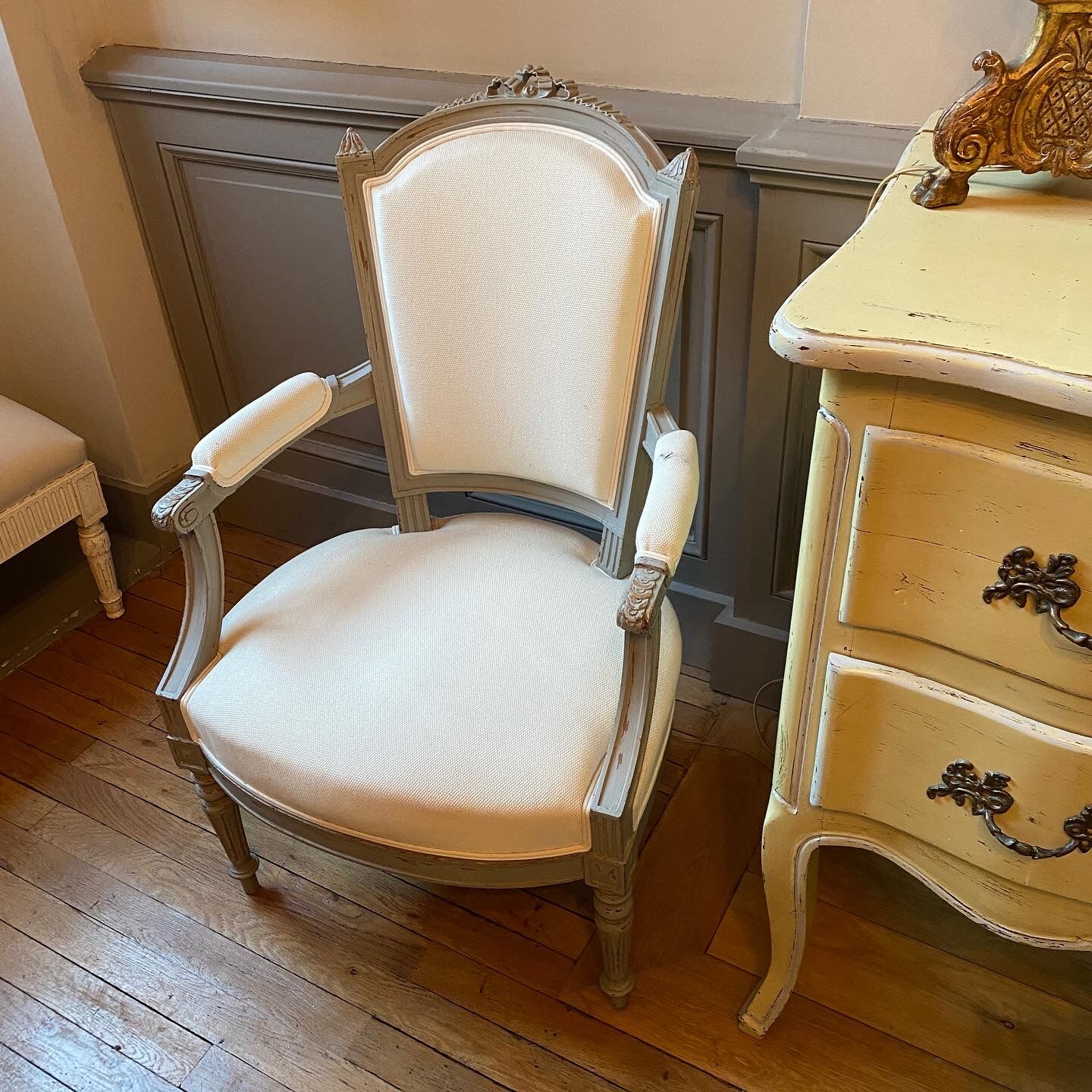 Paire de fauteuils style Louis XVI