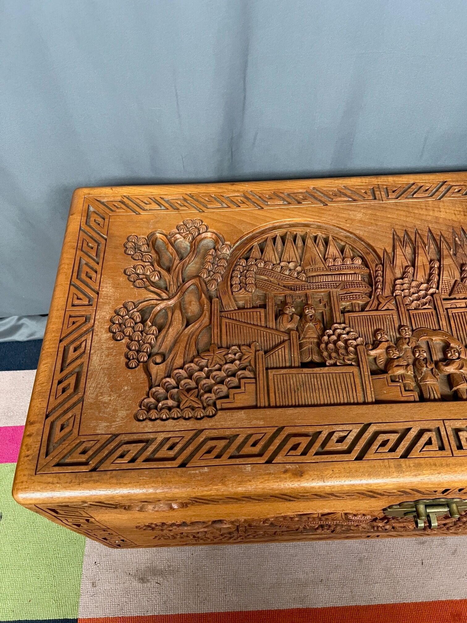Coffre de camphre sculpté chinois
