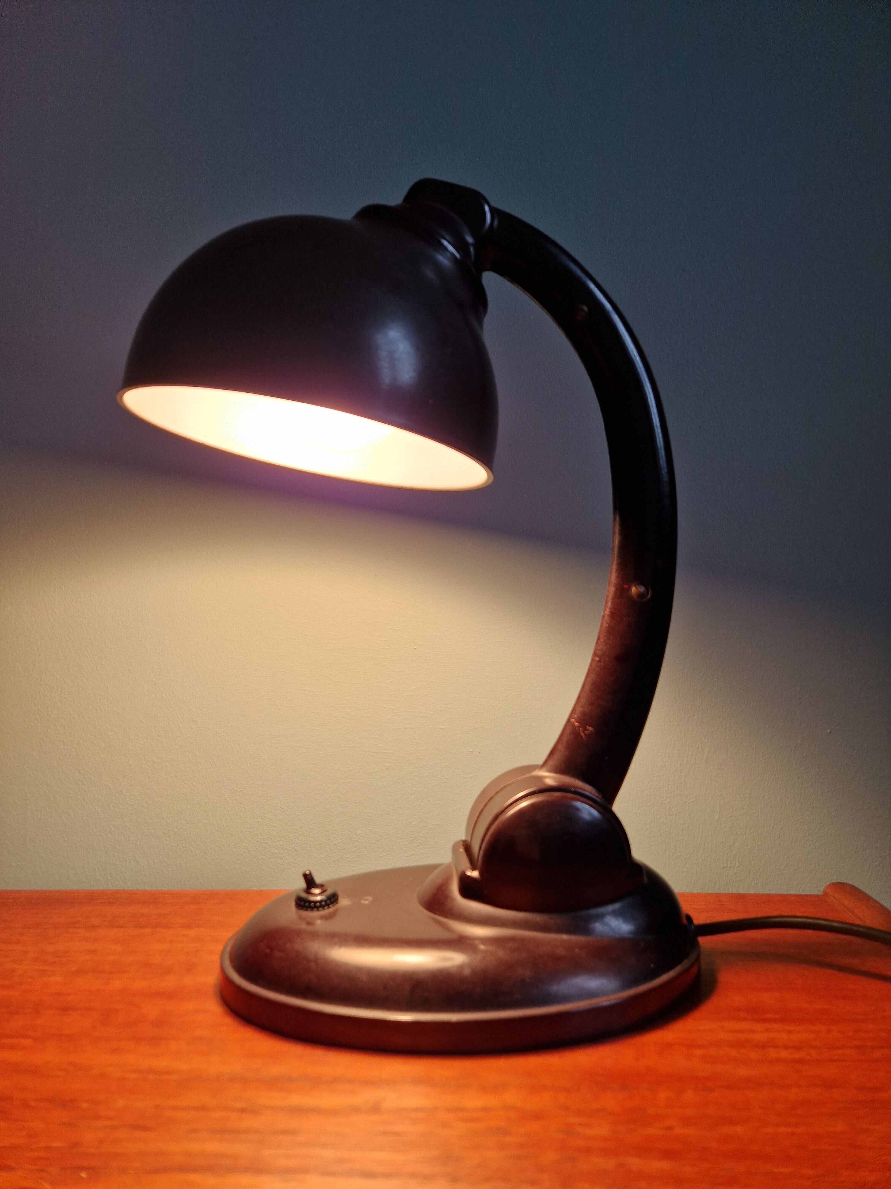 Brown Bakelite desk lamp, Eric Kirkman Cole, 1930s
