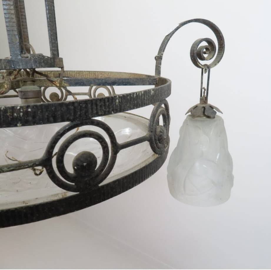 Art Deco chandelier signed Degué – wrought iron and moulded glass