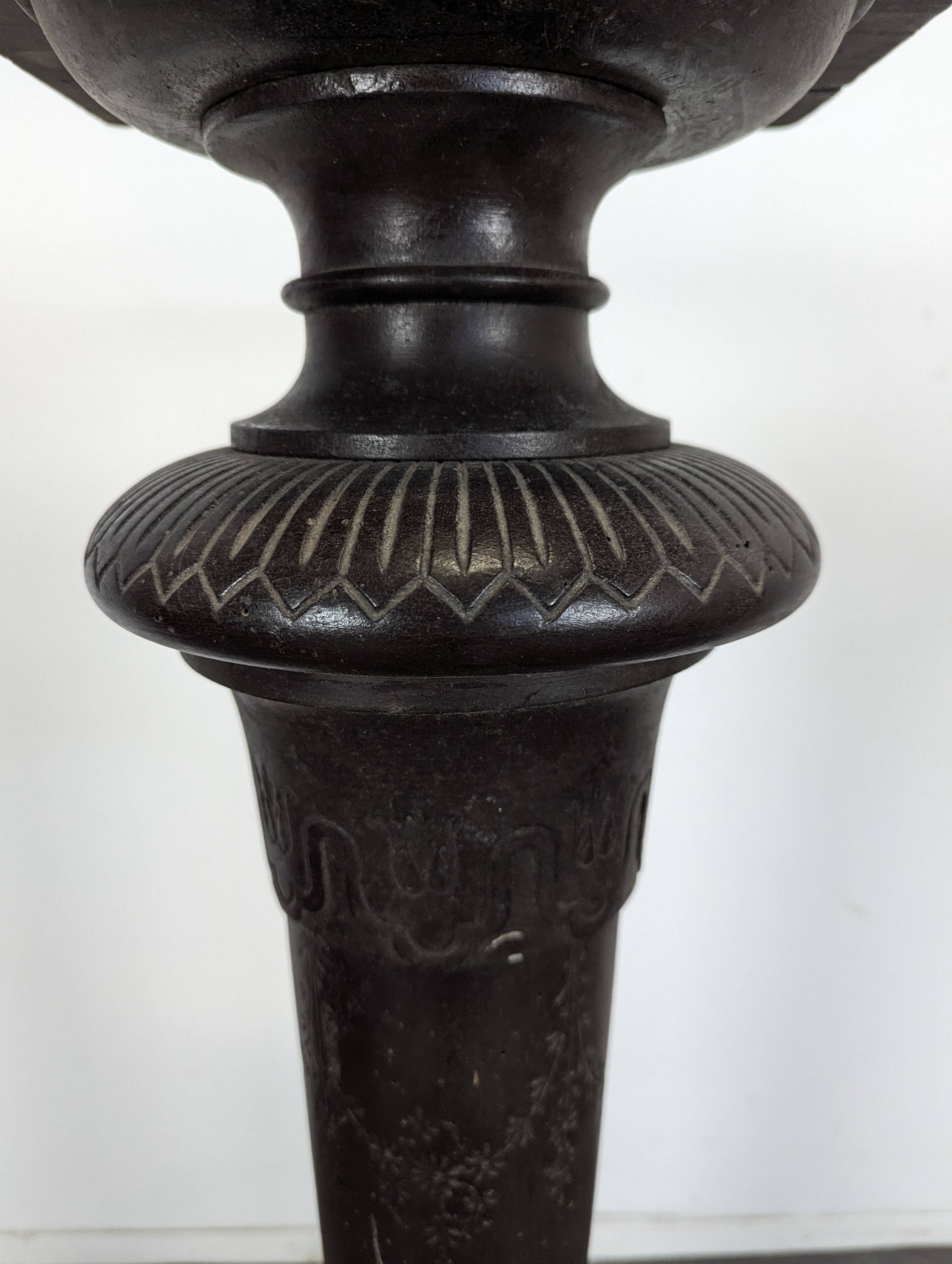 Presentation pedestal column