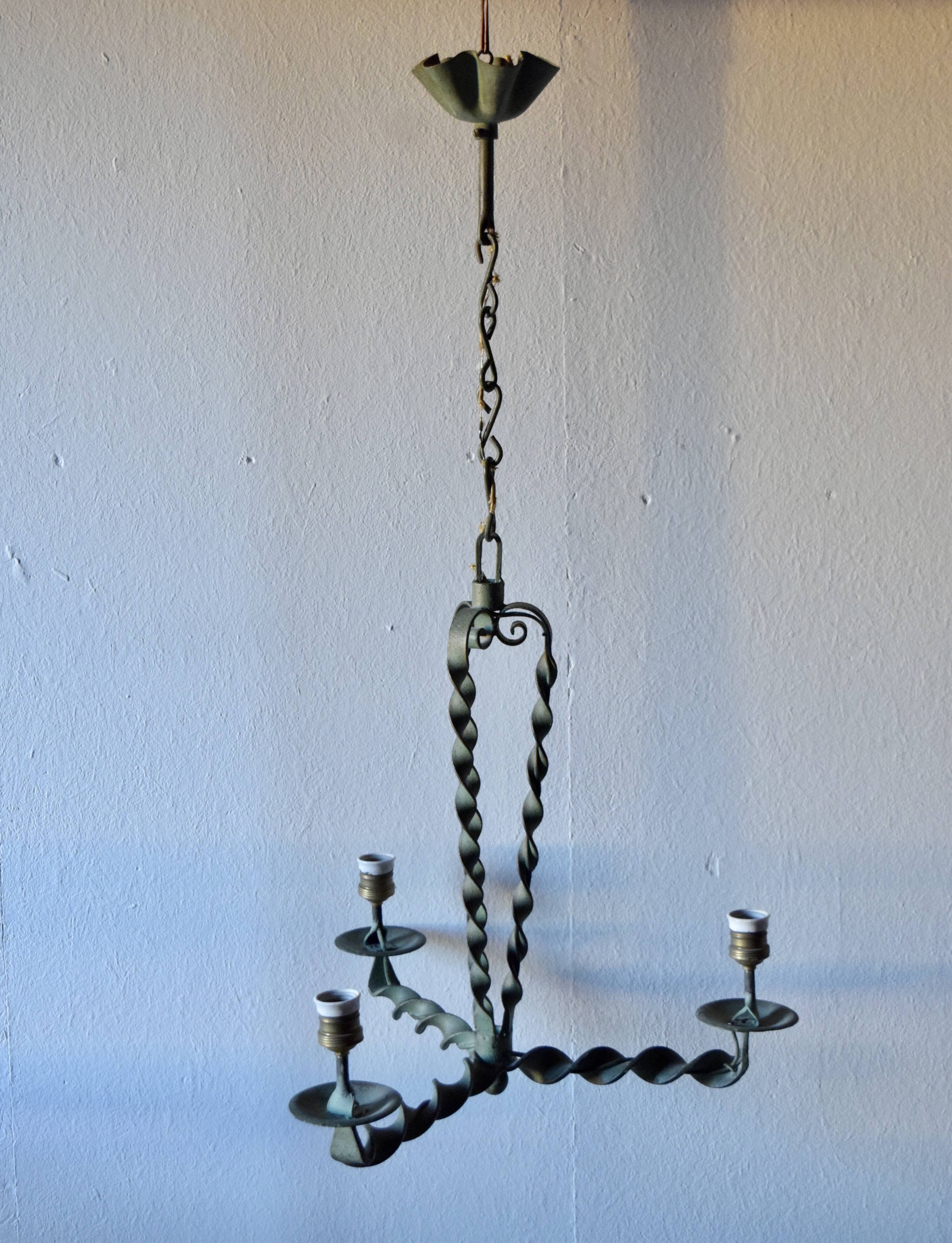 Ancien lustre en fer forgé