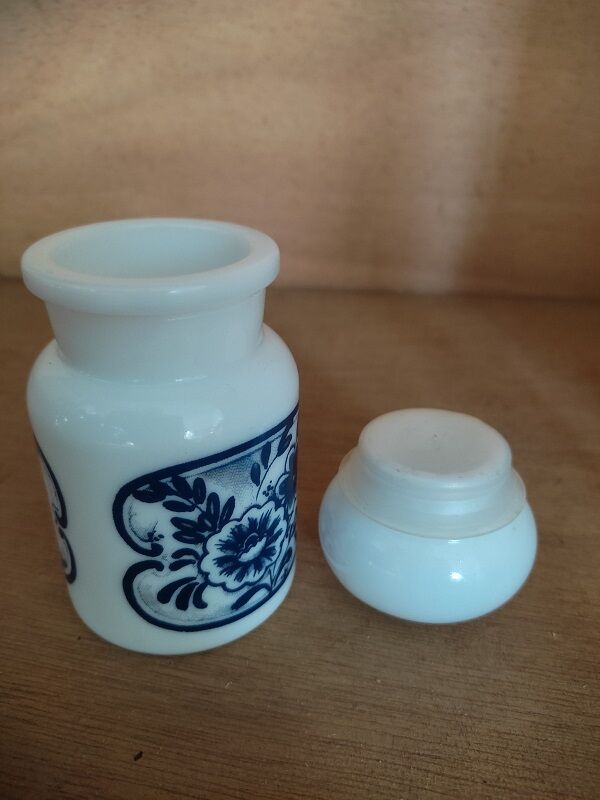 Vintage apothecary pot opaline old décor
