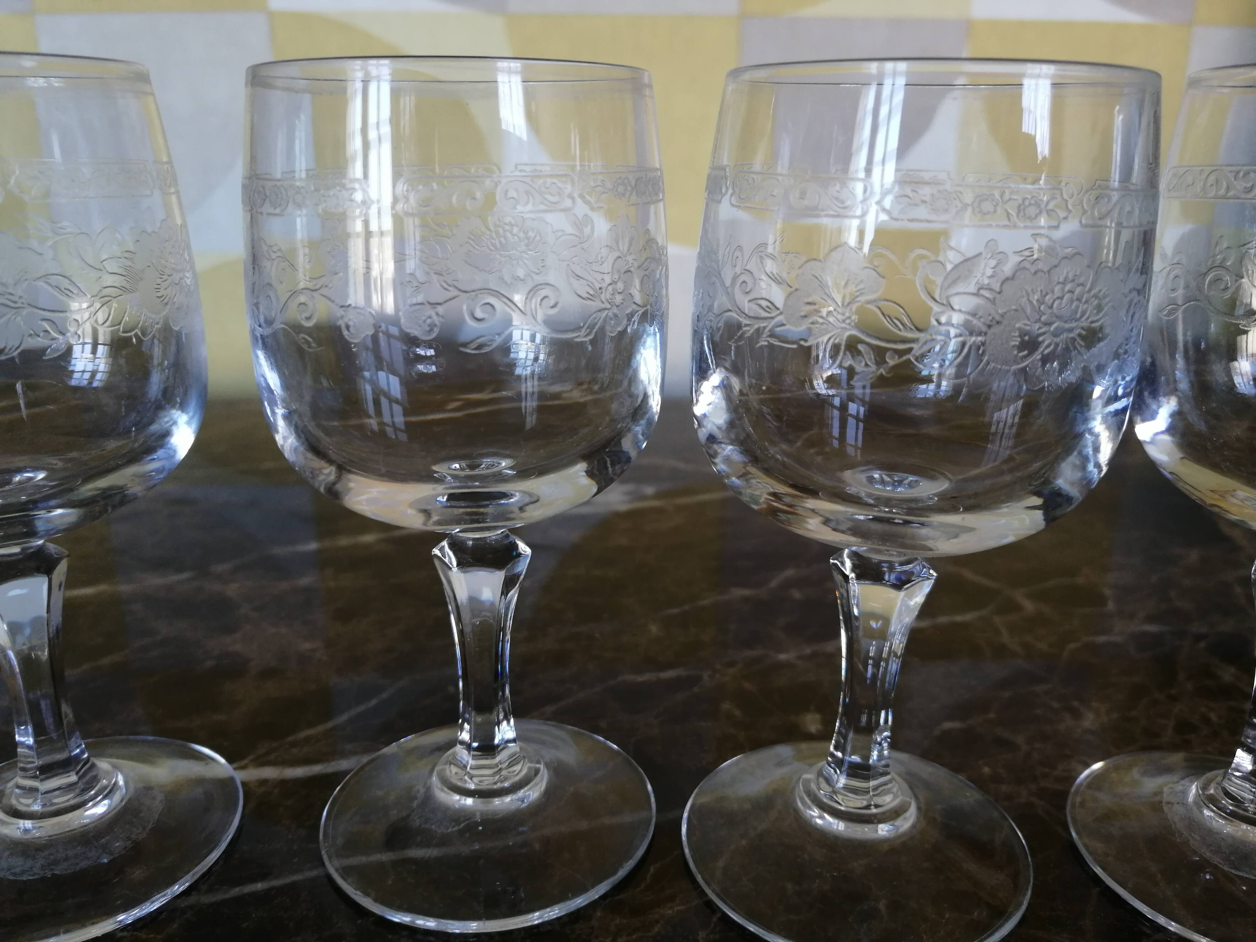 Lot de 4  petits verres  anciens