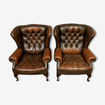 Paire de fauteuils Chesterfield a oreilles en cuir vers 1900-1920.