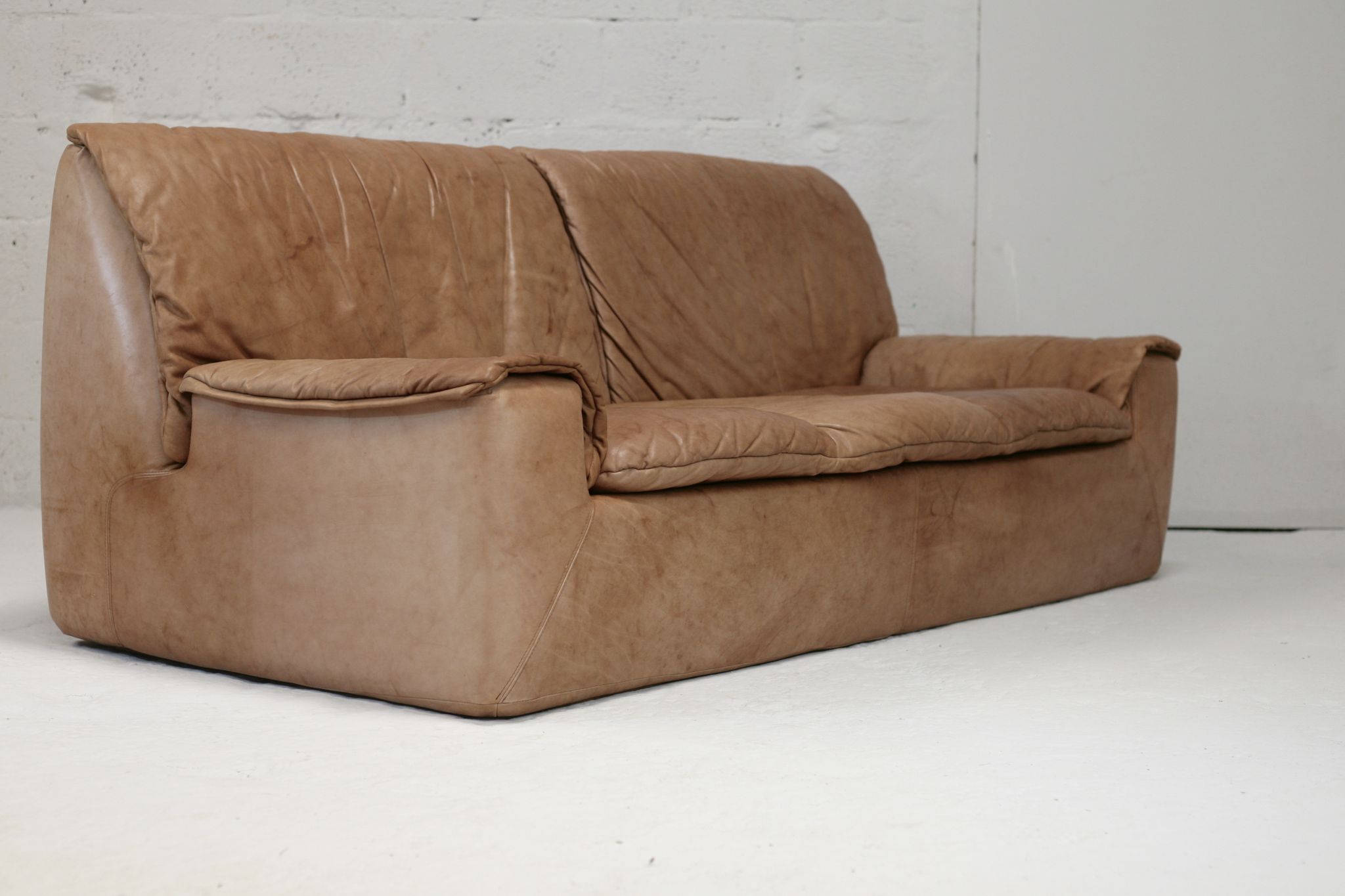 Cinna sofa. Circa 1970. Foam and "caramel" leather. 3 seats.