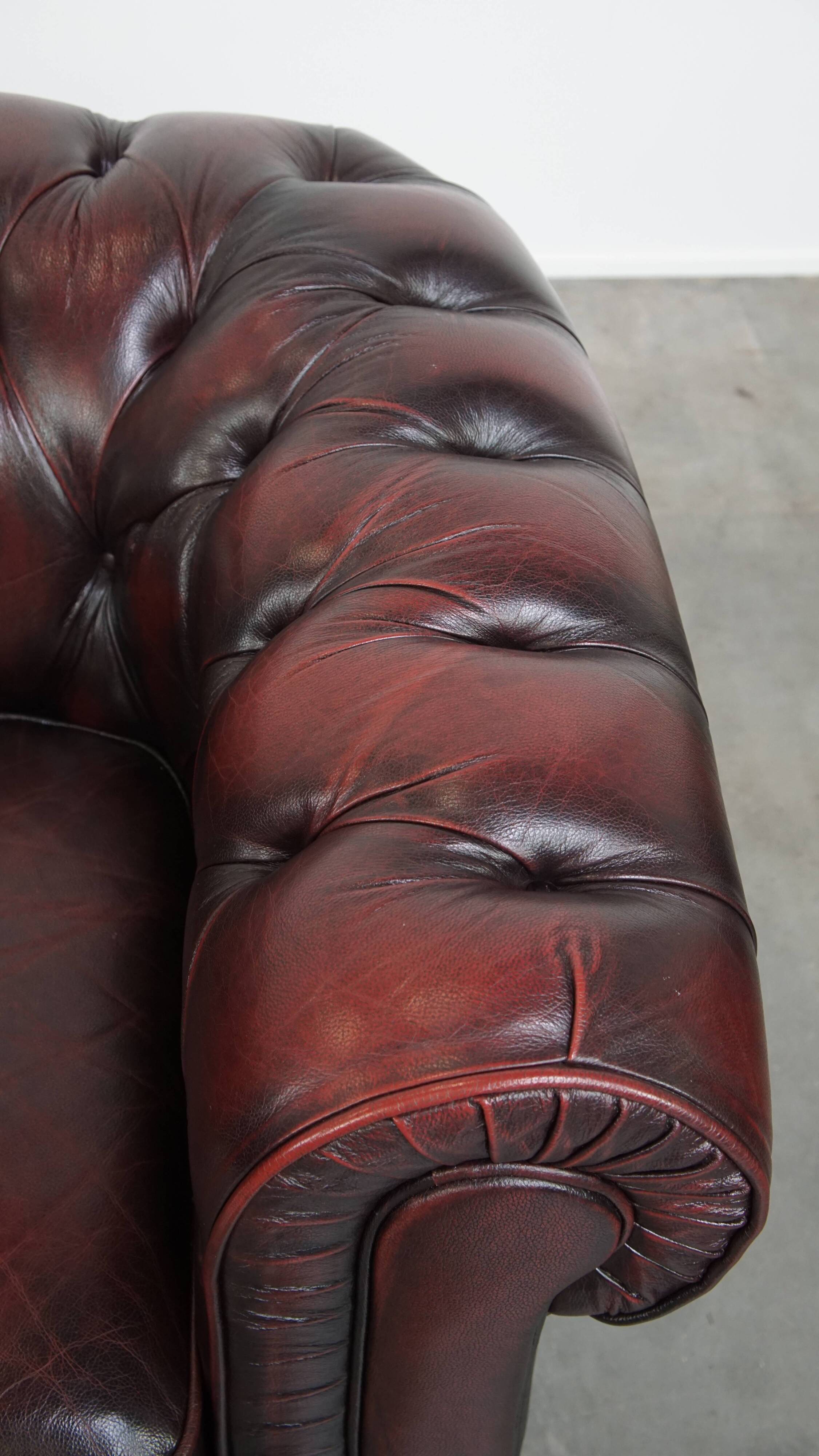 Grand fauteuil club Chesterfield en cuir de vachette rouge foncé