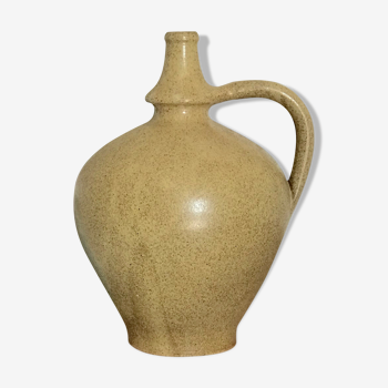 Keraluc pitcher in sandstone