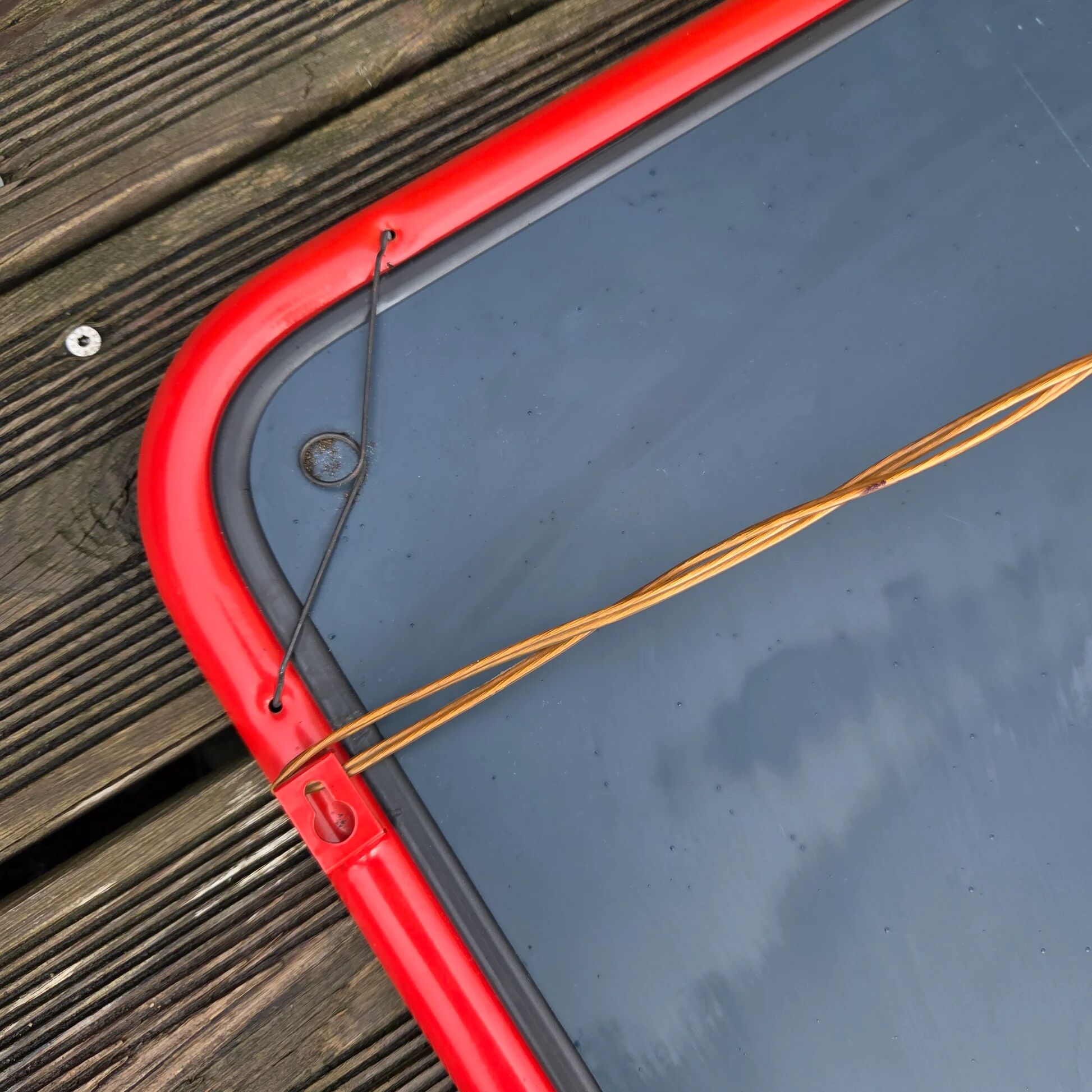 Vintage square mirror in red lacquered metal 60x60.