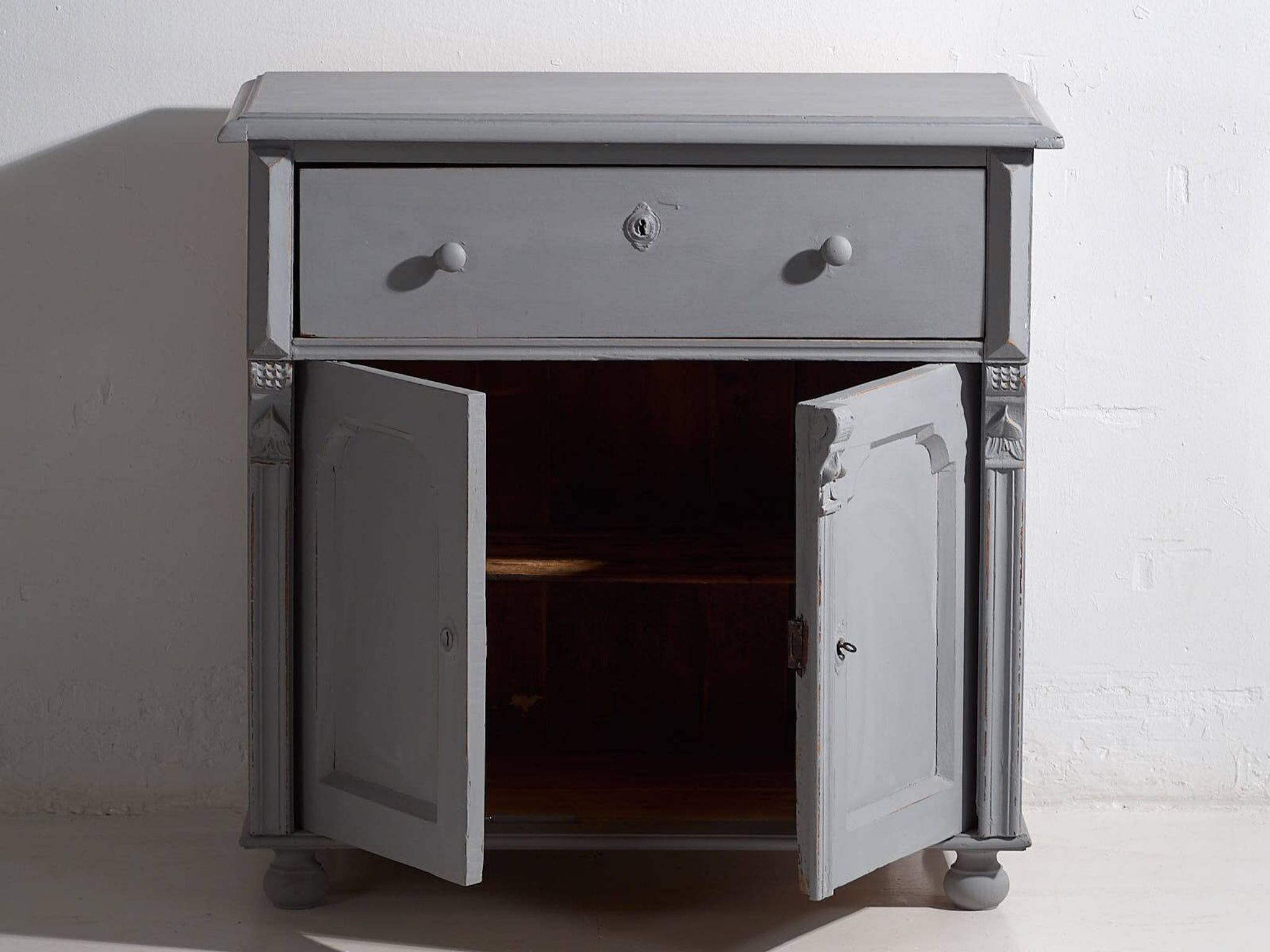Old living room chest of drawers with two doors (circa 1920) #15