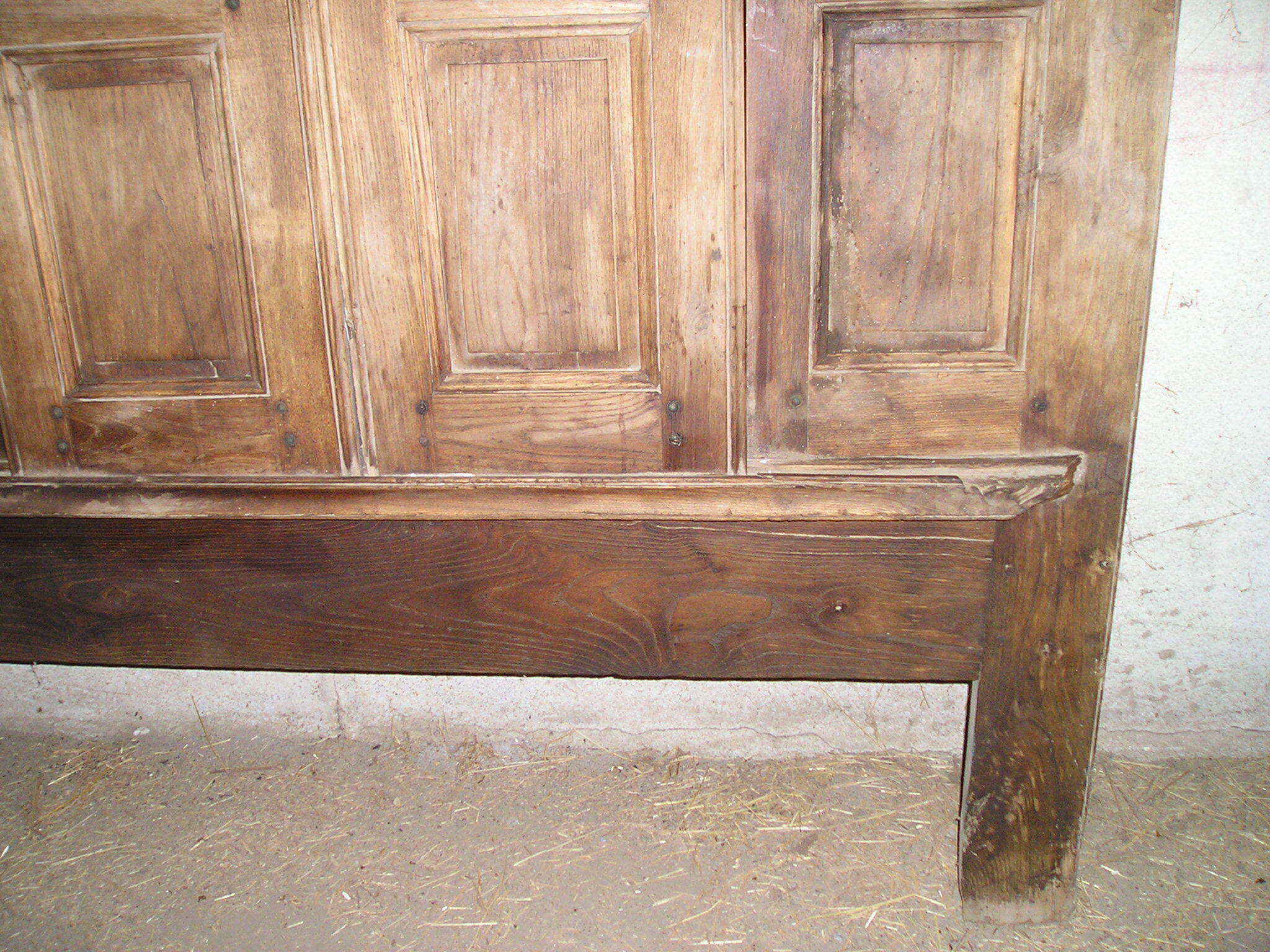 19th century enclosed bed façade