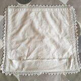 Une housse de coussin dentelle à la main