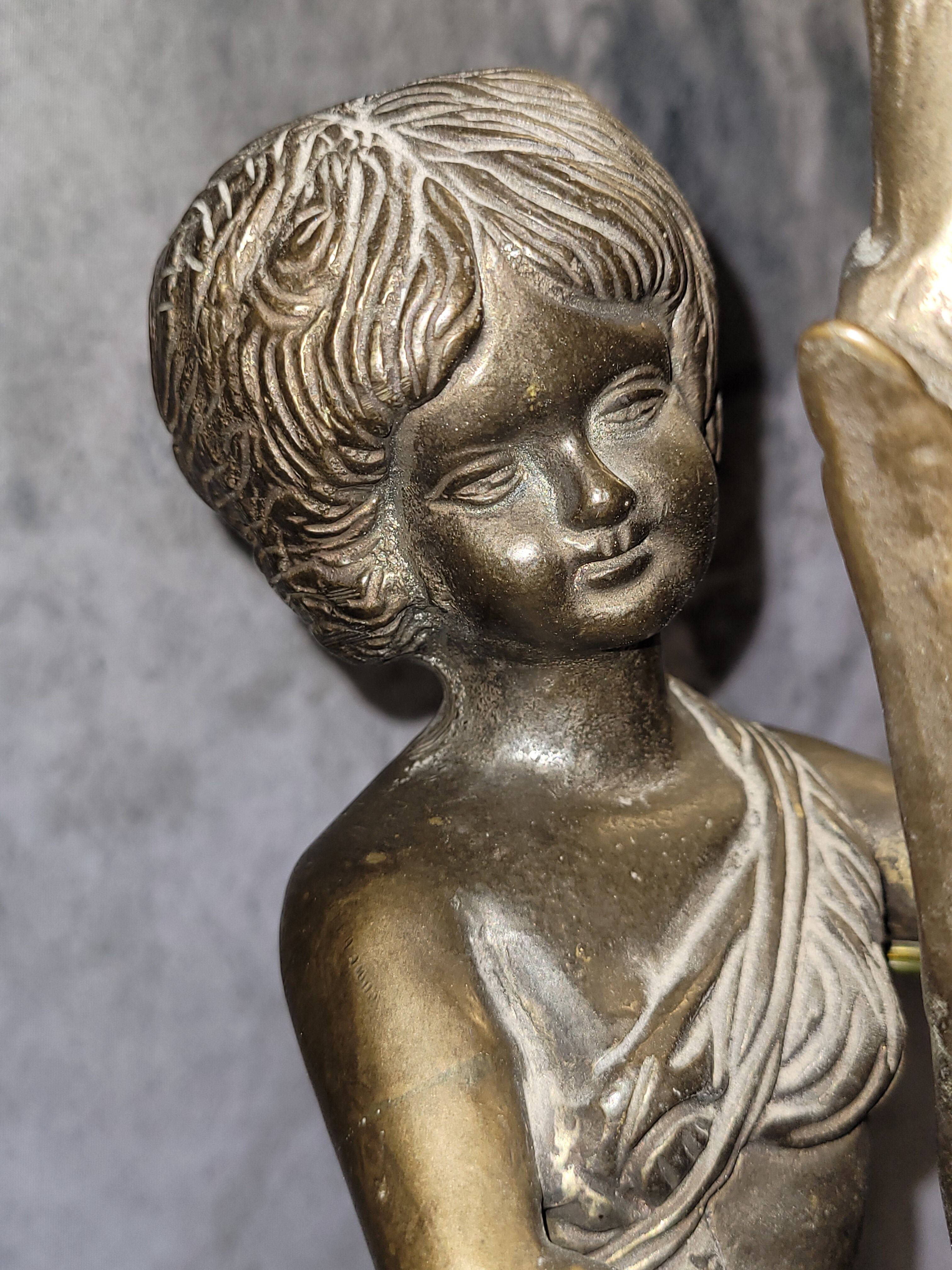 Lampe en Bronze électrifié figurant un rnfant XIXe
