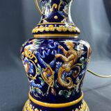 Lampe à pétrole de forme violonée en faïence de Gien XIXe décor Renaissance