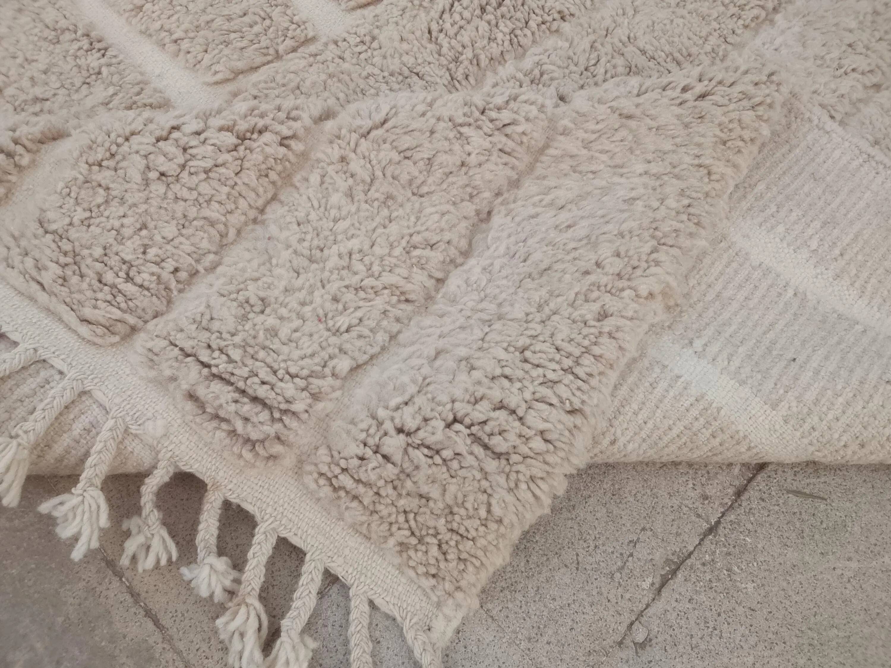 Superb Moroccan wool rug, handmade, dimensions 250x150 cm.