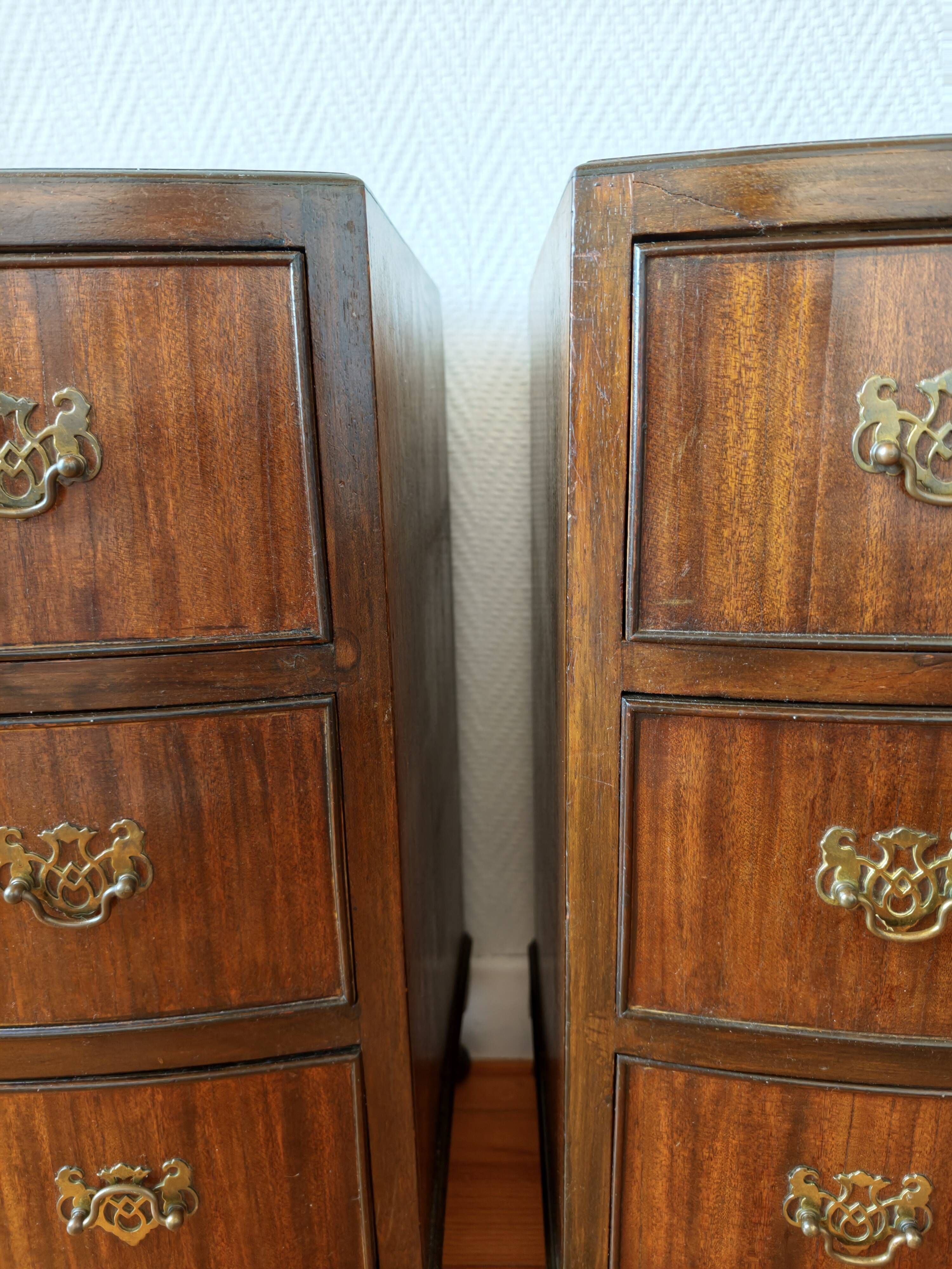 Paire de petites commodes anglaises style Queen Anne – années 1950