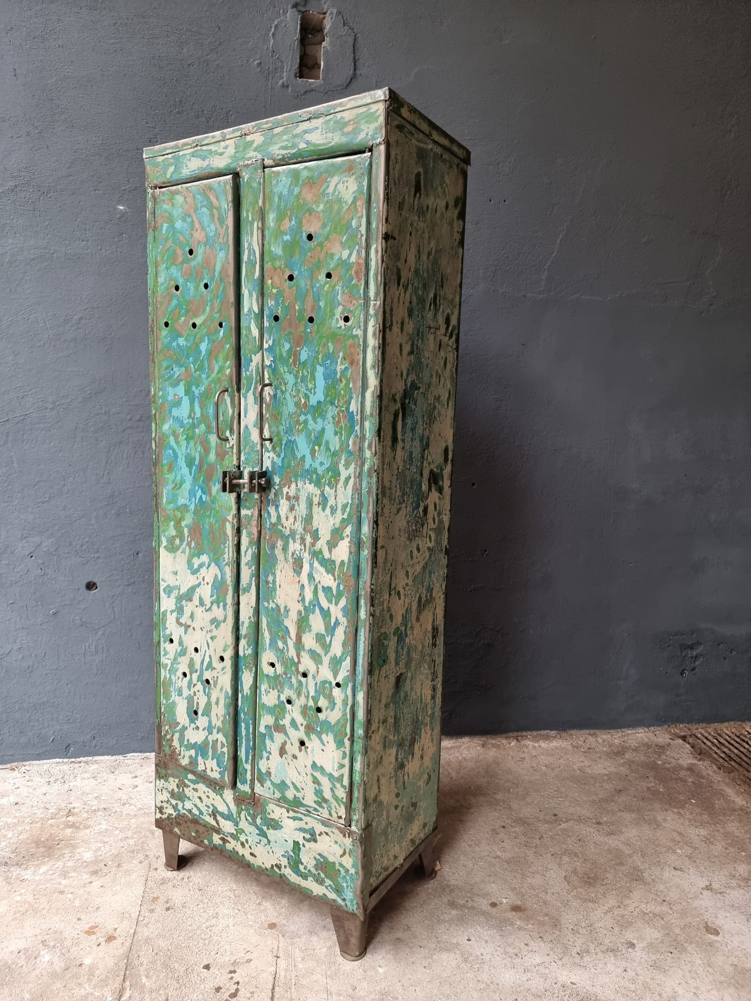 Armoire industrielle casier