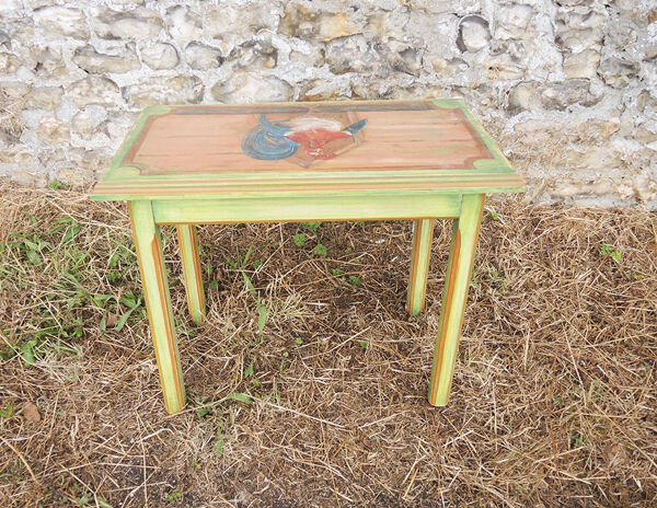 Ancienne petite table d’appoint en bois massif peint main, décor coq