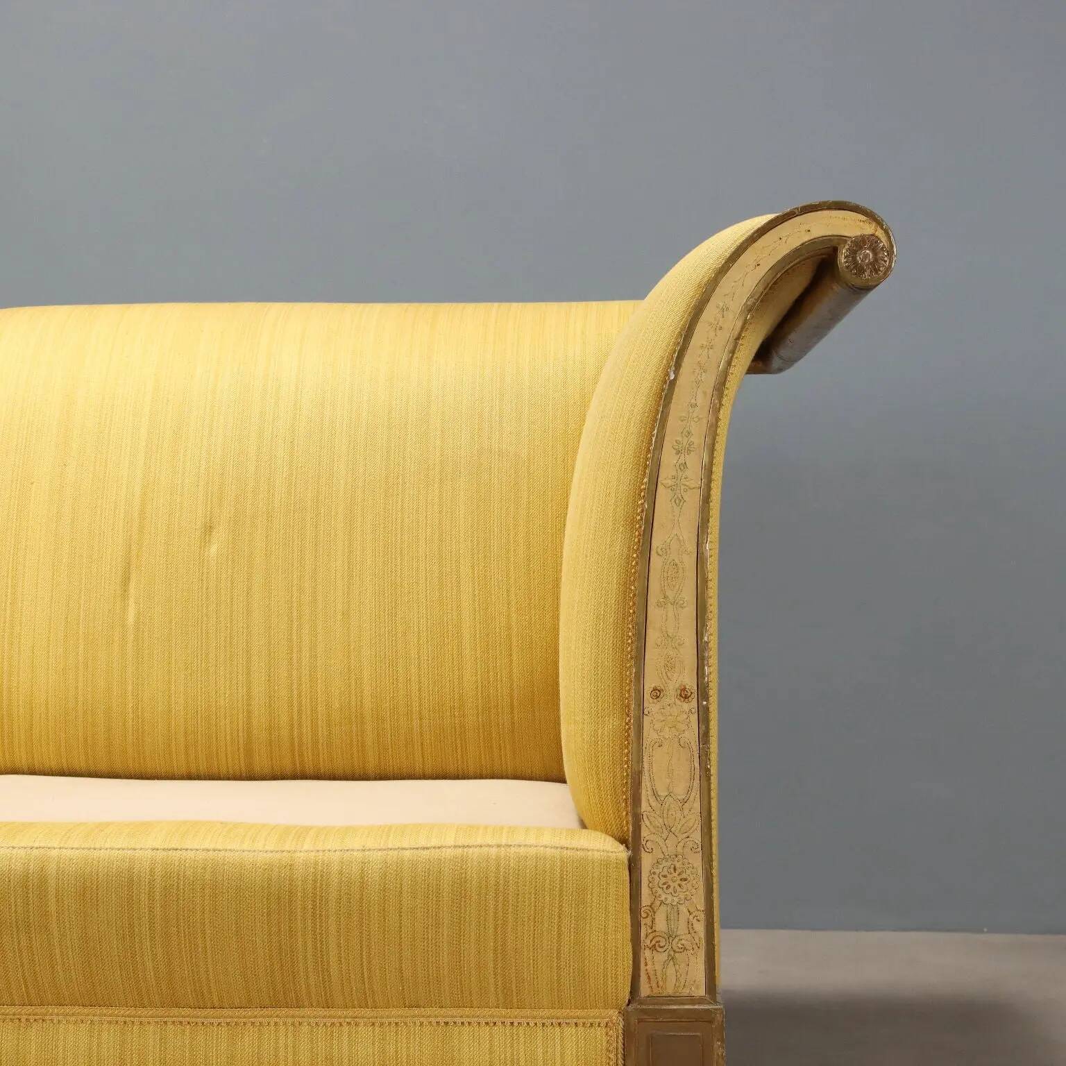 Antique restoration canapé in carved and gilded wood, Italy, 19th century.