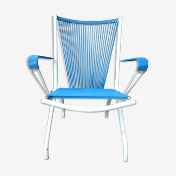 Folding metal armchair and blue scoubidou