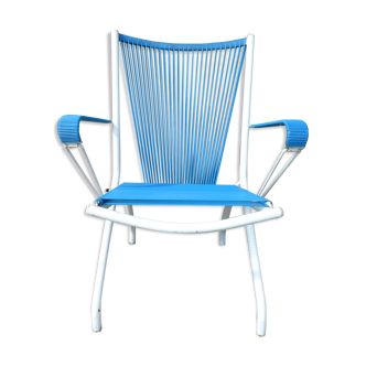 Folding metal armchair and blue scoubidou