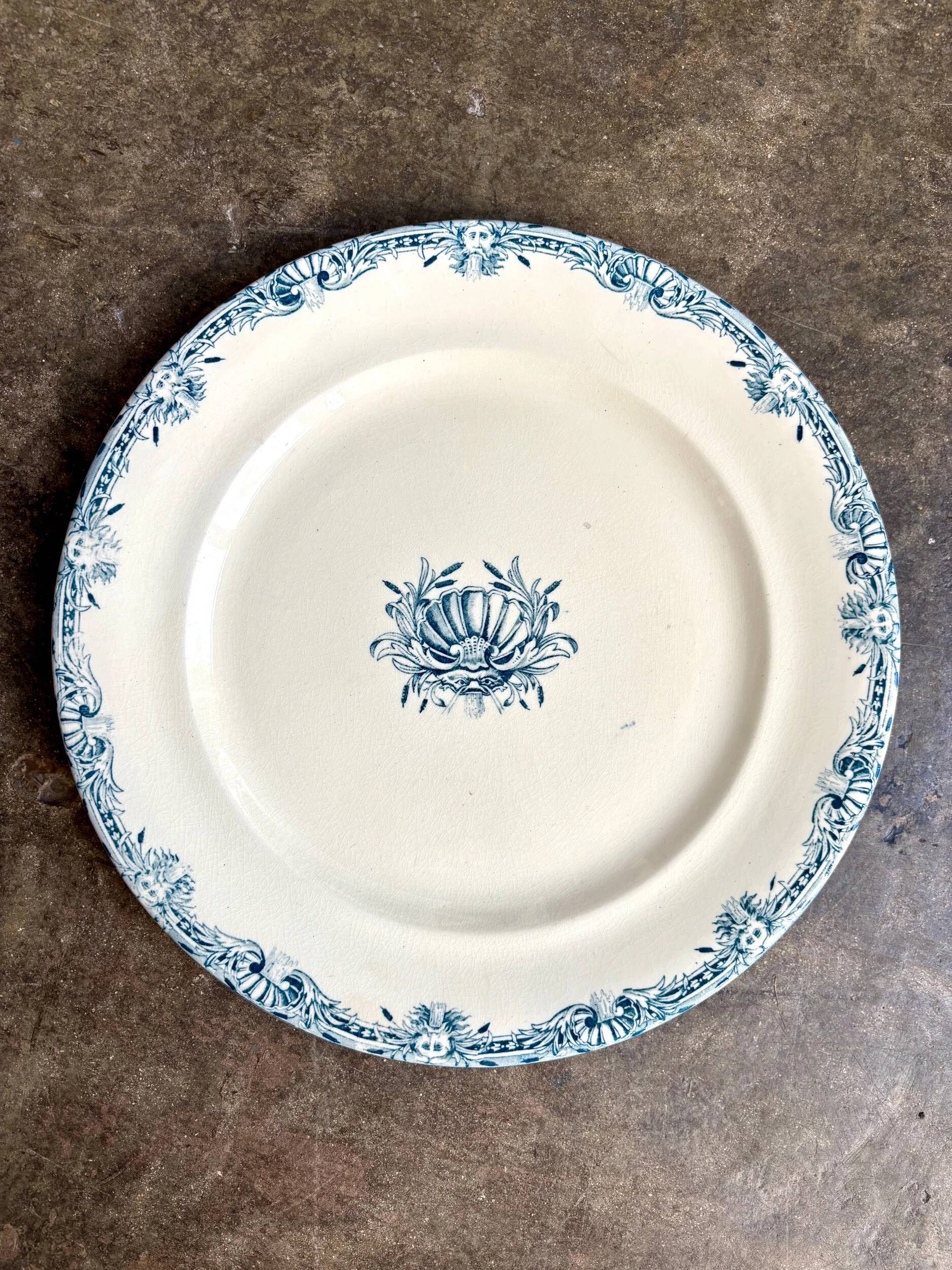 Plat rond Emile Bourgeois en terre de fer bleue