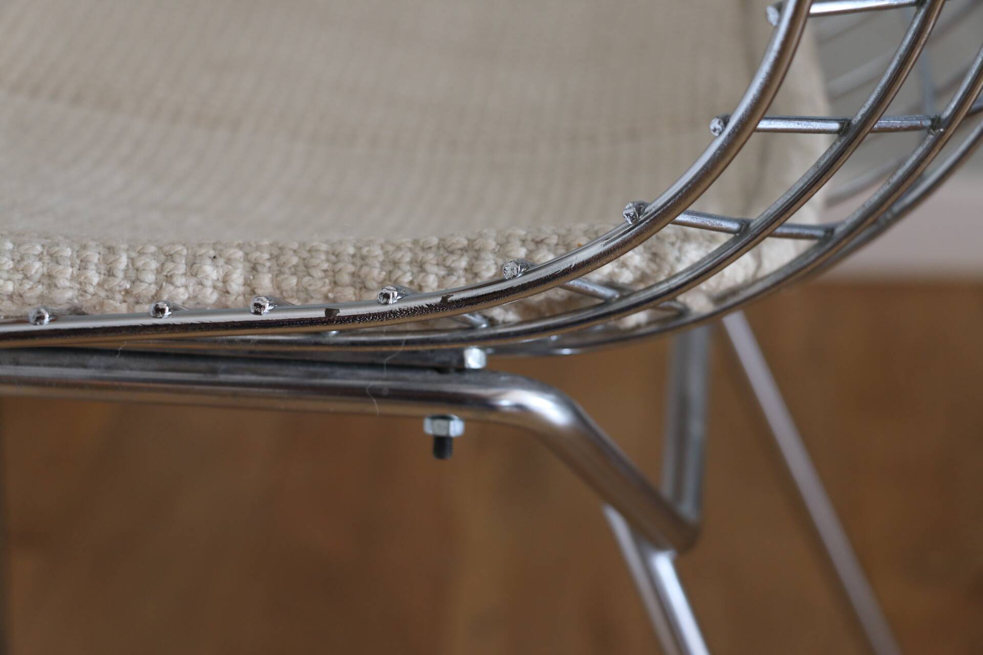 4 chrome Bertoia chairs with cushion