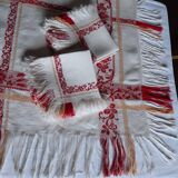 Service de table rouge et blanc avec ses 6 serviettes 1,25 x 1,25 m