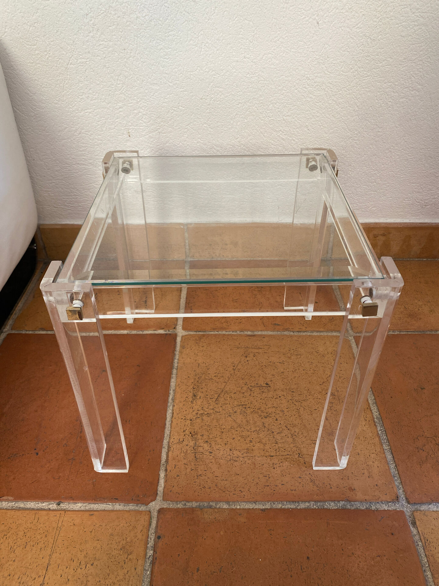 Coffee table, side table in plexiglass with a glass top.